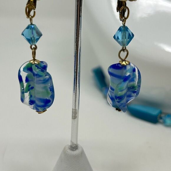 Vintage 1950’s blue, glass and crystal, necklace and clip on earring set. - Picture 9 of 12